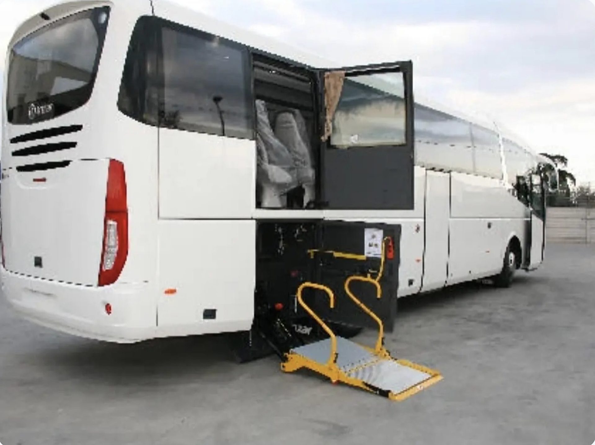 Autobus con sollevatore per carrozzine