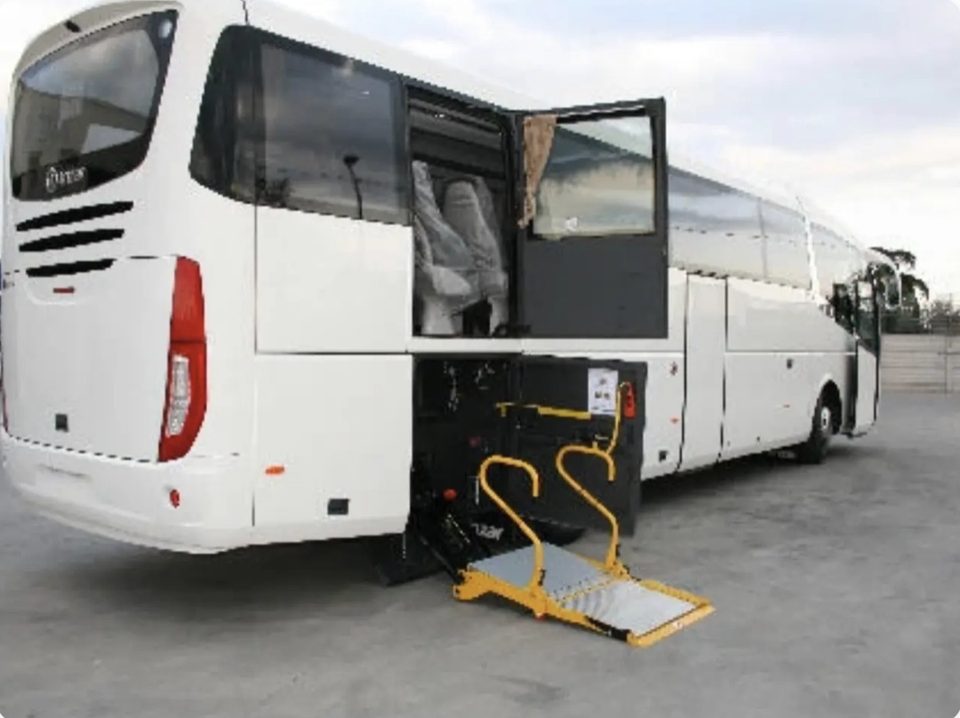 Autobus con sollevatore per carrozzine